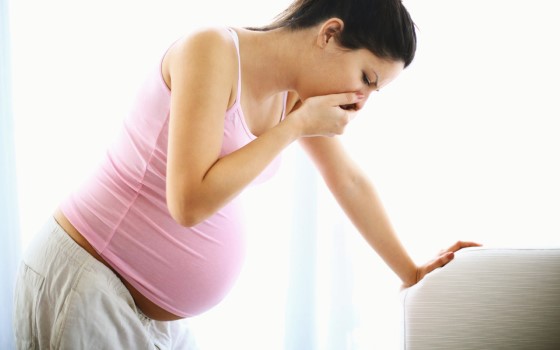 Nevolnosti, závratě a zvracení doprovází první týdny těhotenství asi každou ženu, nicméně v některých případech mohou tyto stavy přetrvávat a ženu podstatně vyčerpávat